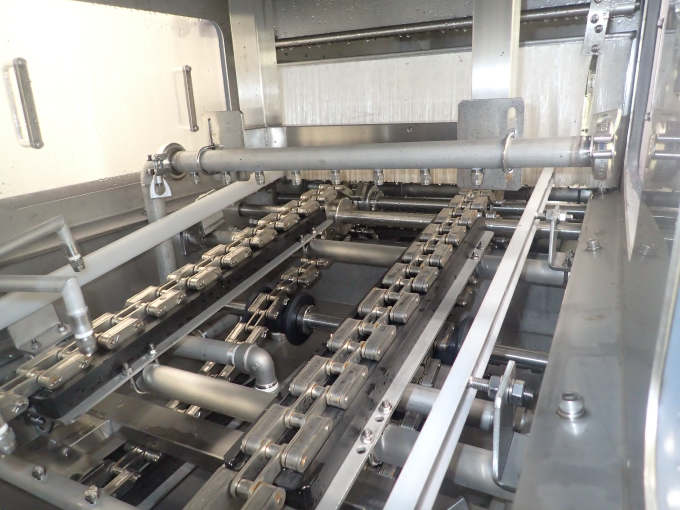 マグネットチェーンで確実にトレーを搬送